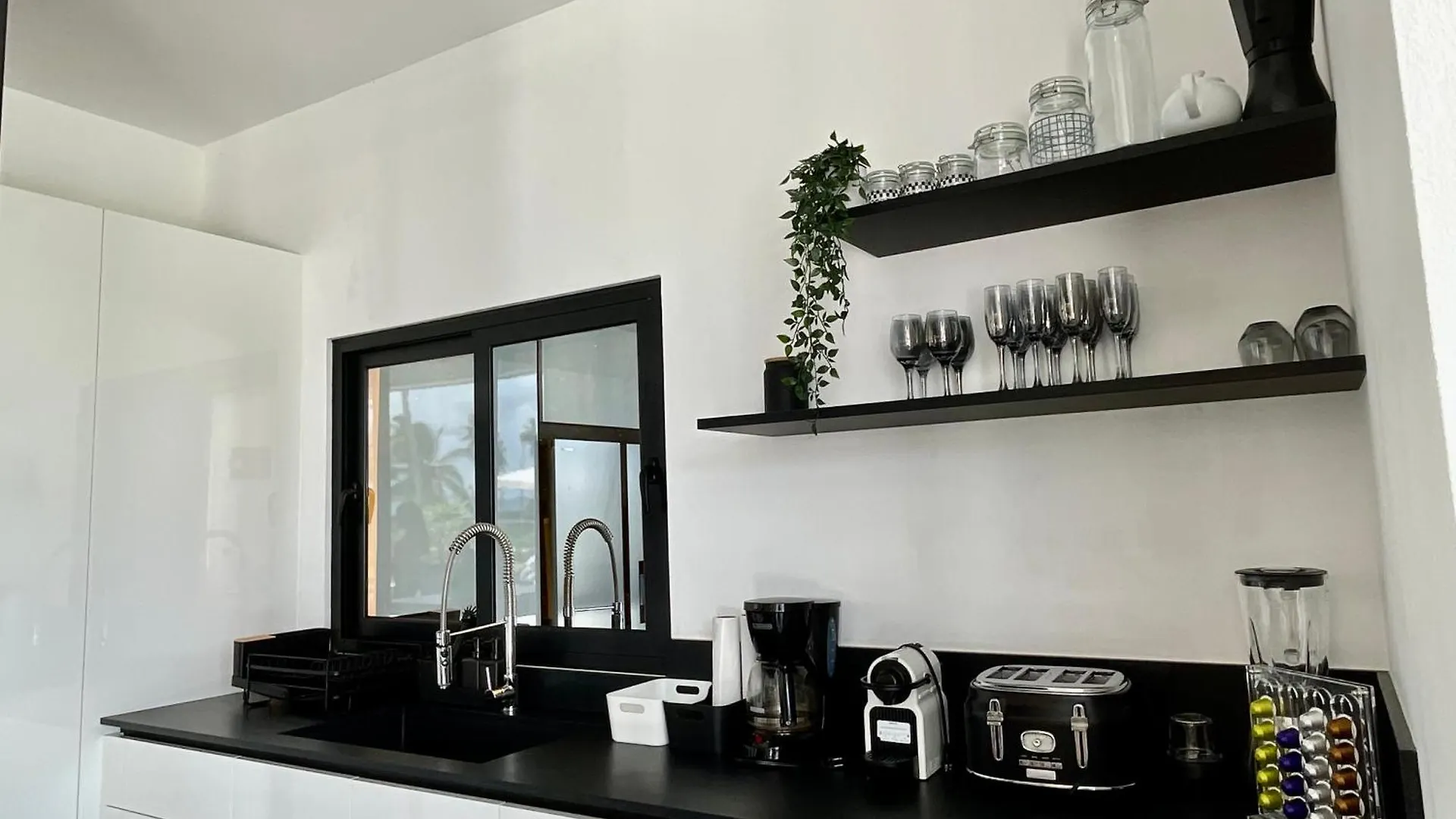 Casa Black And White Frente Al Mar Las Galeras 0*,