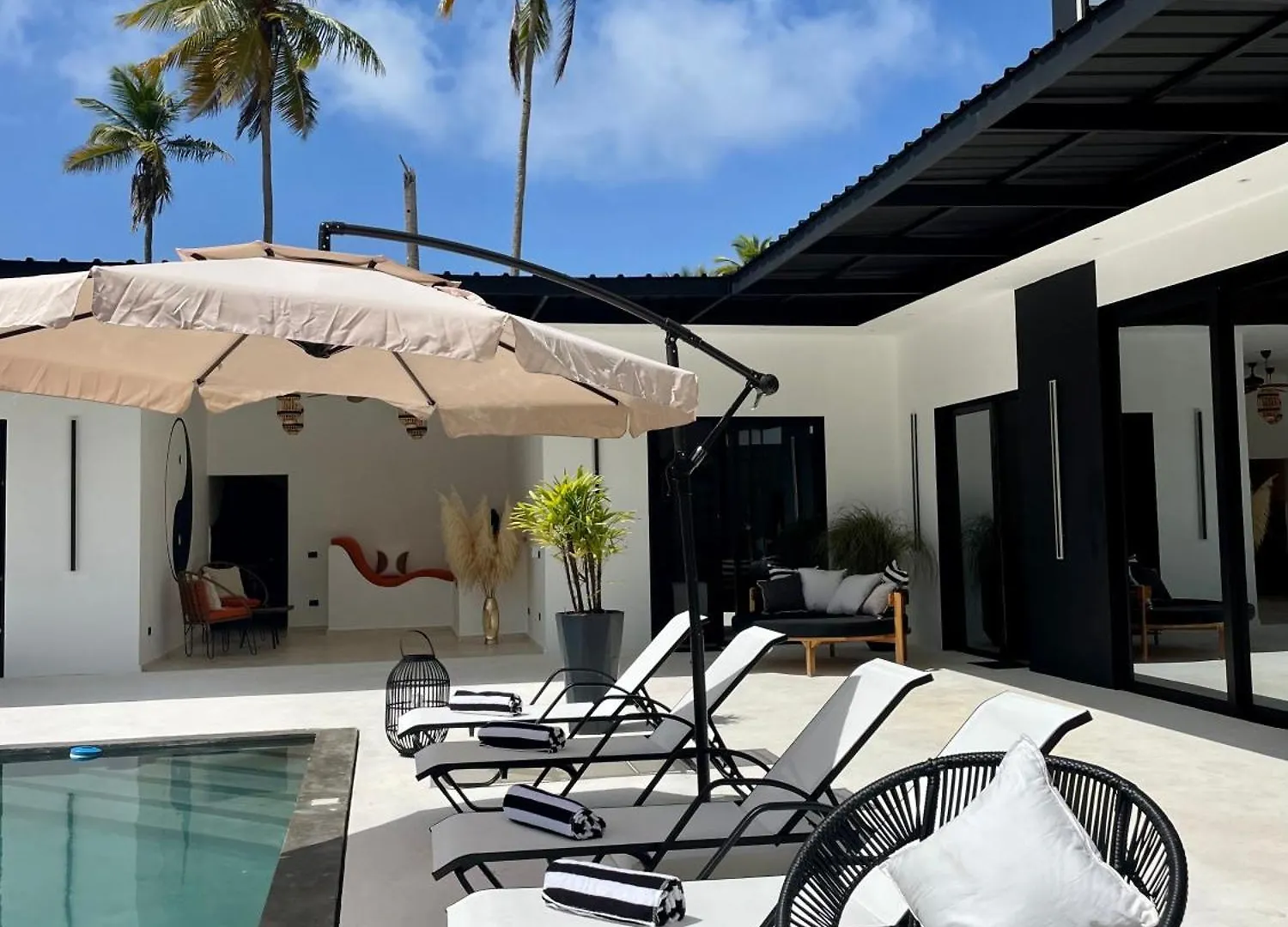 别墅 Casa Black And White Frente Al Mar 拉斯加勒拉斯